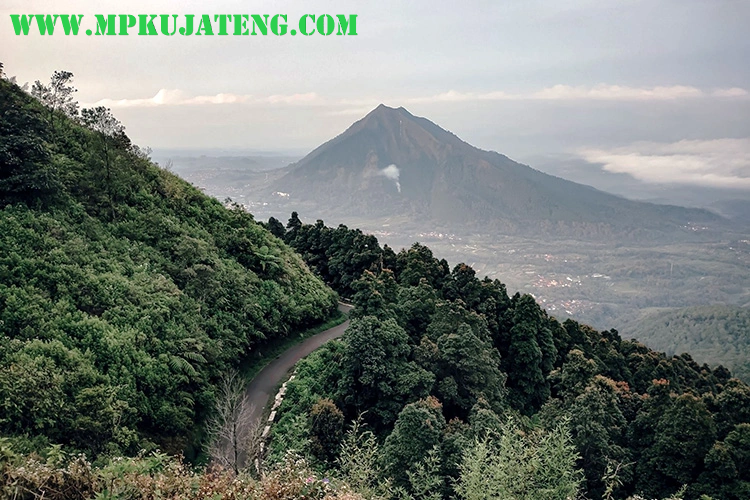 Gunung di Jawa Tengah Keindahan dan Potensi